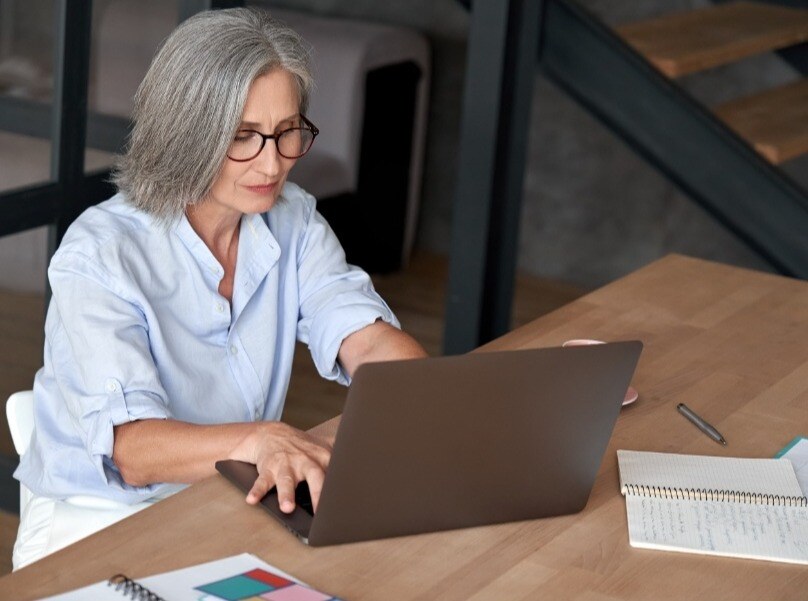 woman_therapist_using_laptop2
